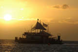 Sonnenuntergang am schwimmenden Ponton mitten im Reef von cruisewhitsundays.com c/o Global Spot